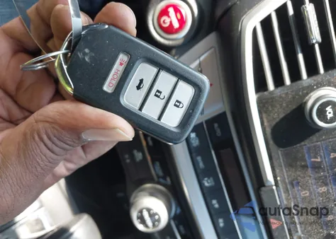 2015 Honda Accord Hybrid Touring z USA, uszkodzony, nr VIN 1HGCR6F78FA013139